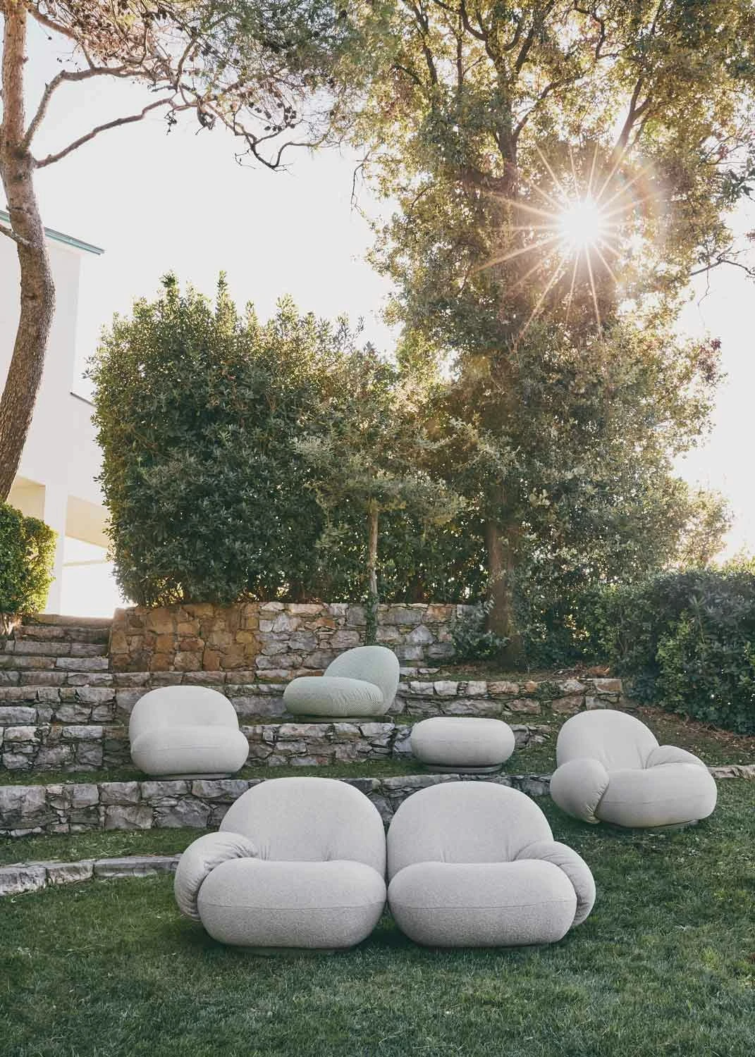 Gubi Pacha Outdoor Loungesessel, Dedar Libera 003, Moosgrüner Fuß – Bild 5