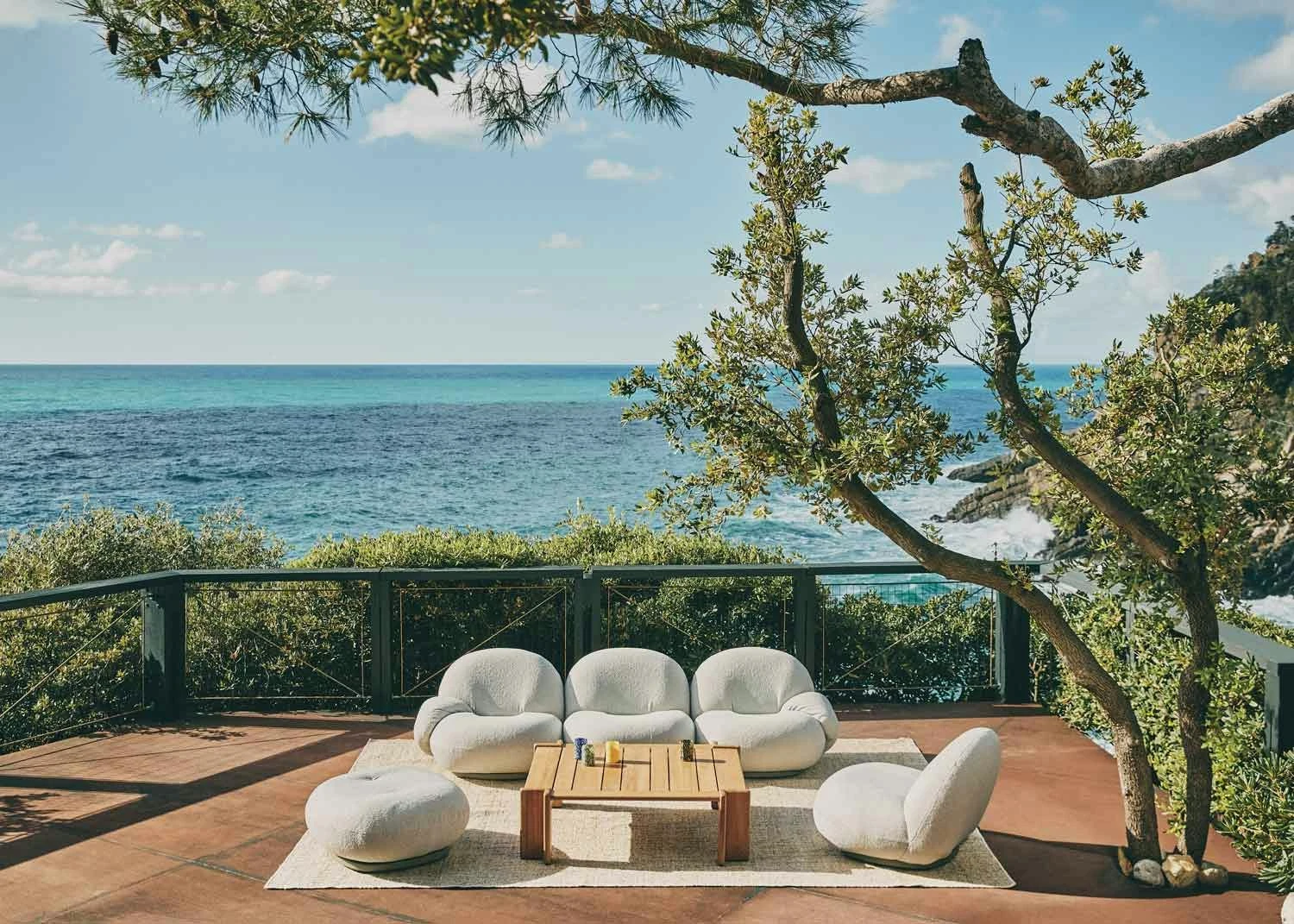 Gubi Pacha Outdoor Loungesessel, Dedar Libera 003, Moosgrüner Fuß – Bild 4